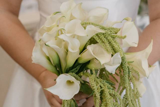 Bride holding the bouquet