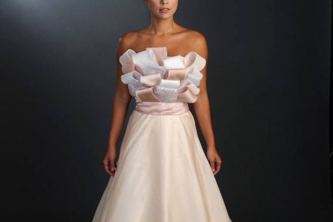 Style: Vianden
Origami strapless silk satin face organza full A-line gown
