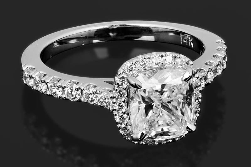 Square-cut diamond ring