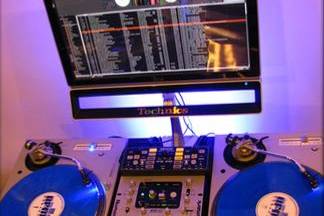 DJ mixer