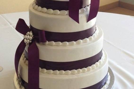 Buttercream frosted cake - $2.50 per serving ($2.75 for 5+ tiers)