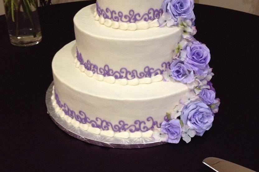 Buttercream frosted cake - $2.50 per serving ($2.75 for 5+ tiers)