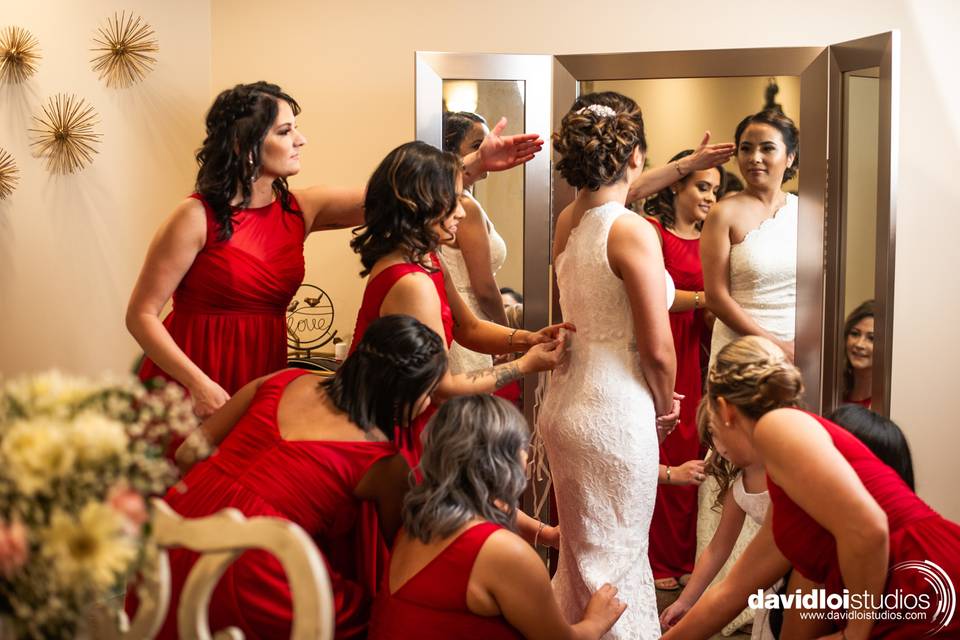 Getting ready in Bridal Suite