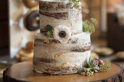 Rustic Wedding Cake Florals