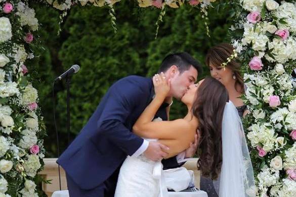 Kiss under the arch