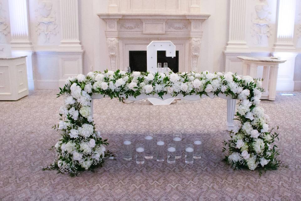 White Roses Sweetheart Table