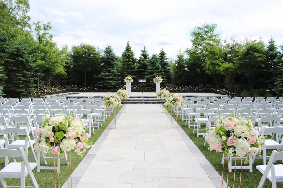 Roses & Baby's Breath Table