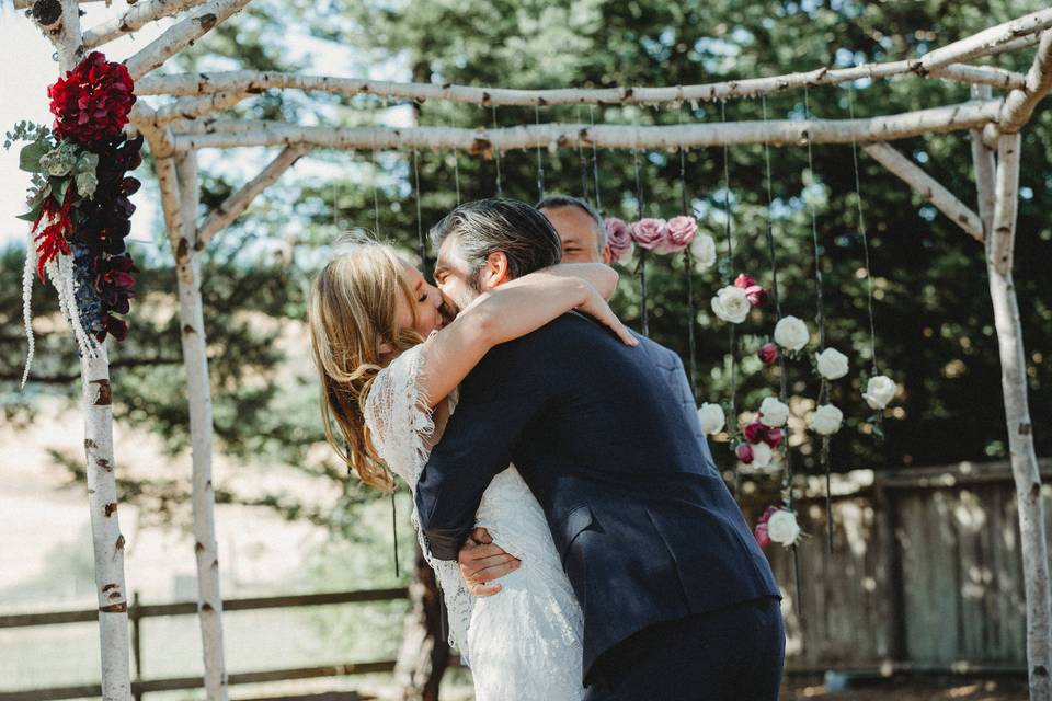 Newlyweds by the arch