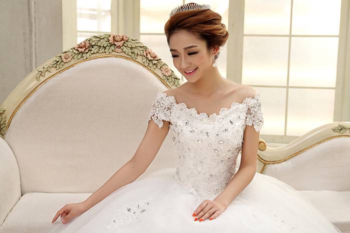 2014 New Arrival A-Line Sweetheart Straps Luxury Train Lace Appliques Wedding Dress