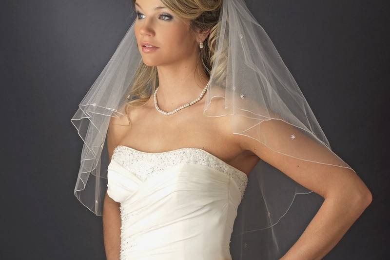 Double Tier Elblow Length Veil with Swarovski & Pearl Flower Accents & Pencil Edge 5000
$64.99