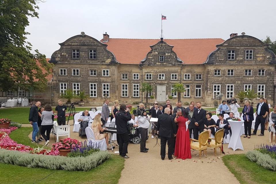 Wedding in red with TV camera team for a German TV channel VOX!