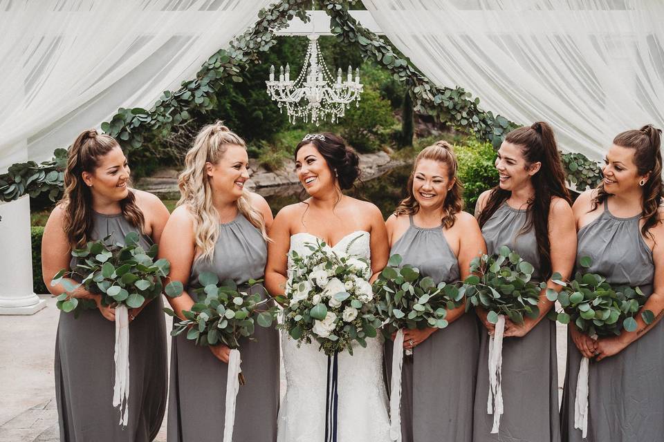 How cute is this bridal party at Rock Creek Gardens? Photography by Christina Klas Photography
