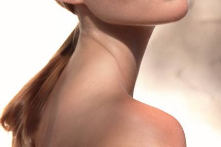 enhancing beauty but bronzing and staining. Keeping the skin's natural beauty and slightly luminizing.