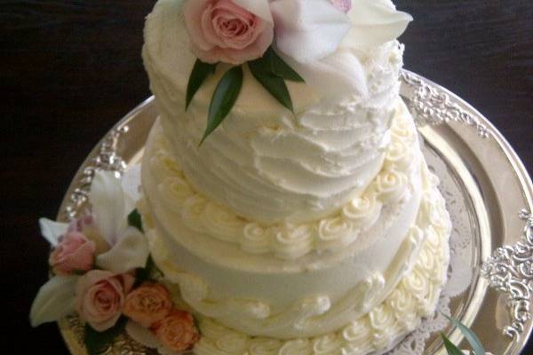 Romantic vintage style renewal cake with pink roses.