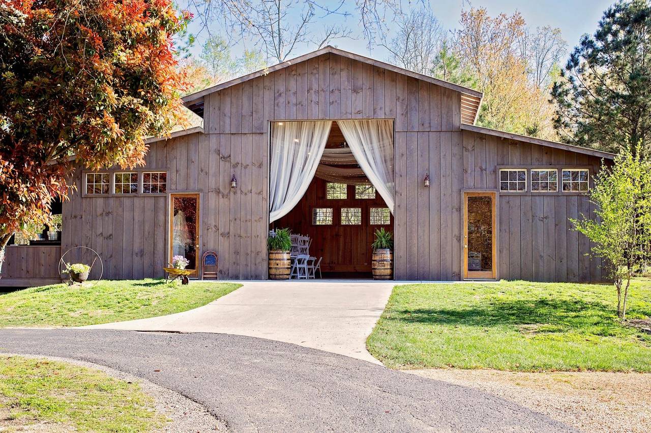 Sweet garden wedding brings vintage style to Tennessee barn