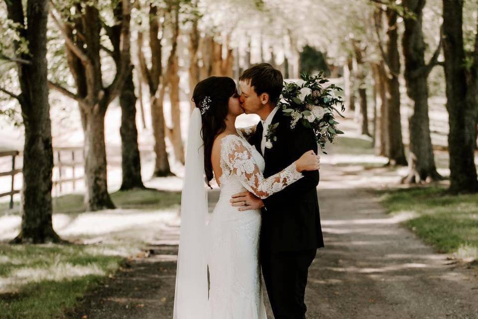 Driveway kiss