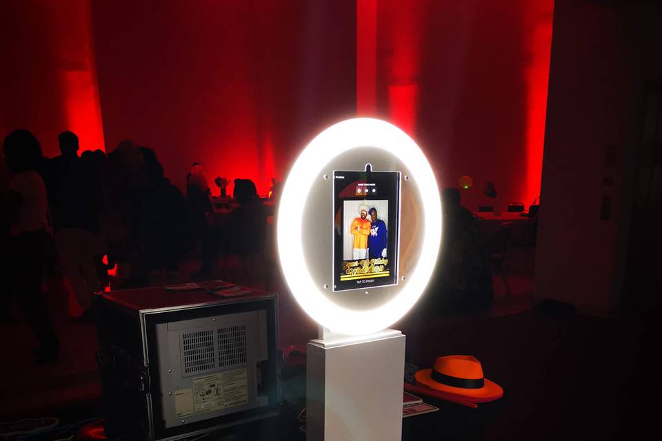 Mobile mirror photobooth