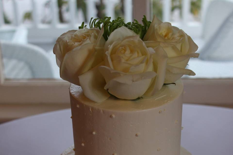 Classic Cake w/Fresh Roses