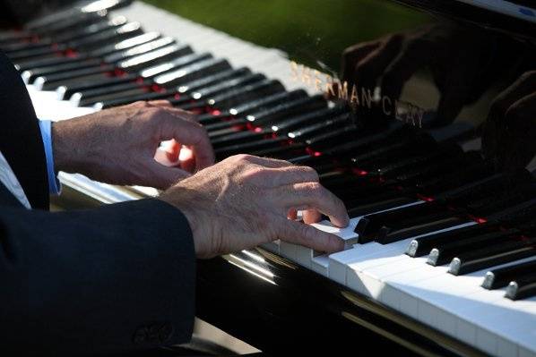 The baby grand piano, under the trees was an elegant musical choice for the ceremony on the estate lawn.