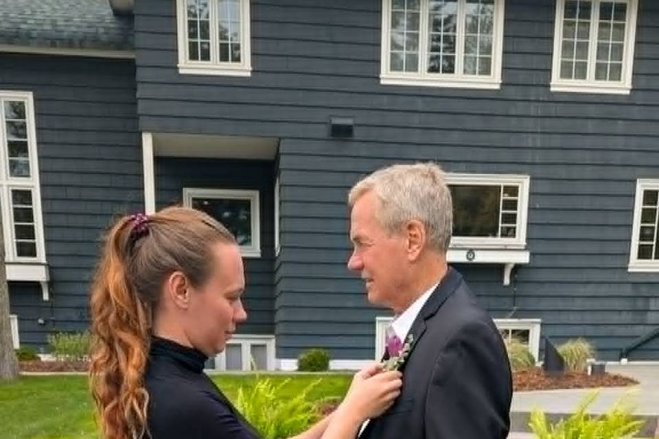 Expert boutonniere pinner