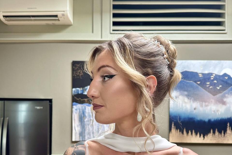 Tattoed blonde with big winged liner.jpg