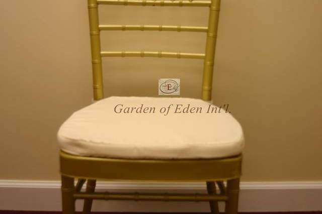 Chiavari Chairs.Elegant Gold Chiavari Chairs - Available at Garden of Eden Int'l for Rental. Choice of Ivory, Fuchsia or White Cushions.