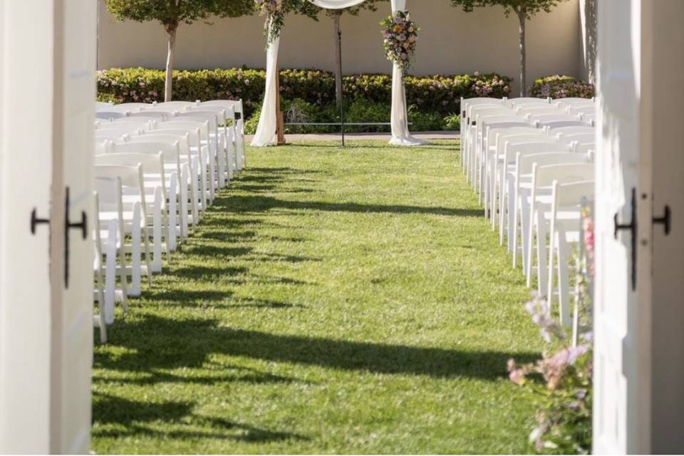 Lake club lawn ceremony
