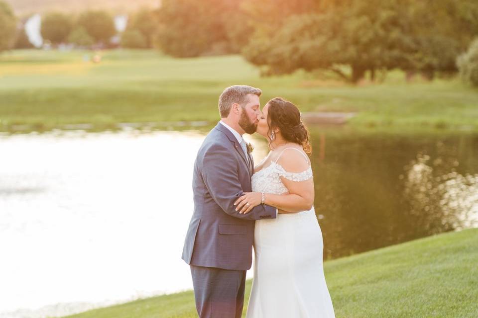 Couple kisses by a pond - Nicole Lois Photography
