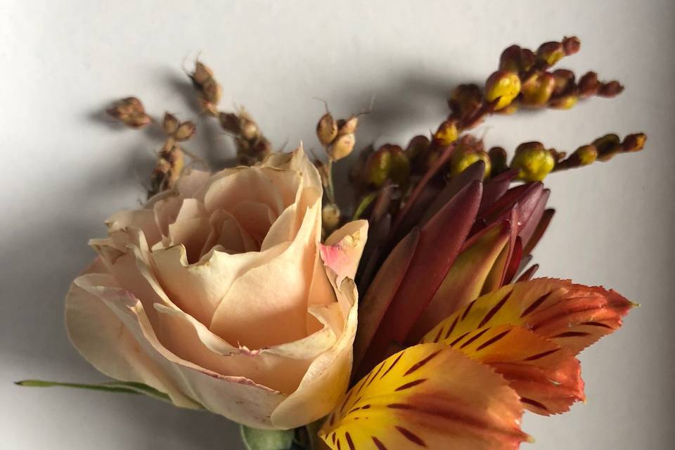 So much autumnal beauty in such and small package!This boutonniere is perfection for an autumn wedding