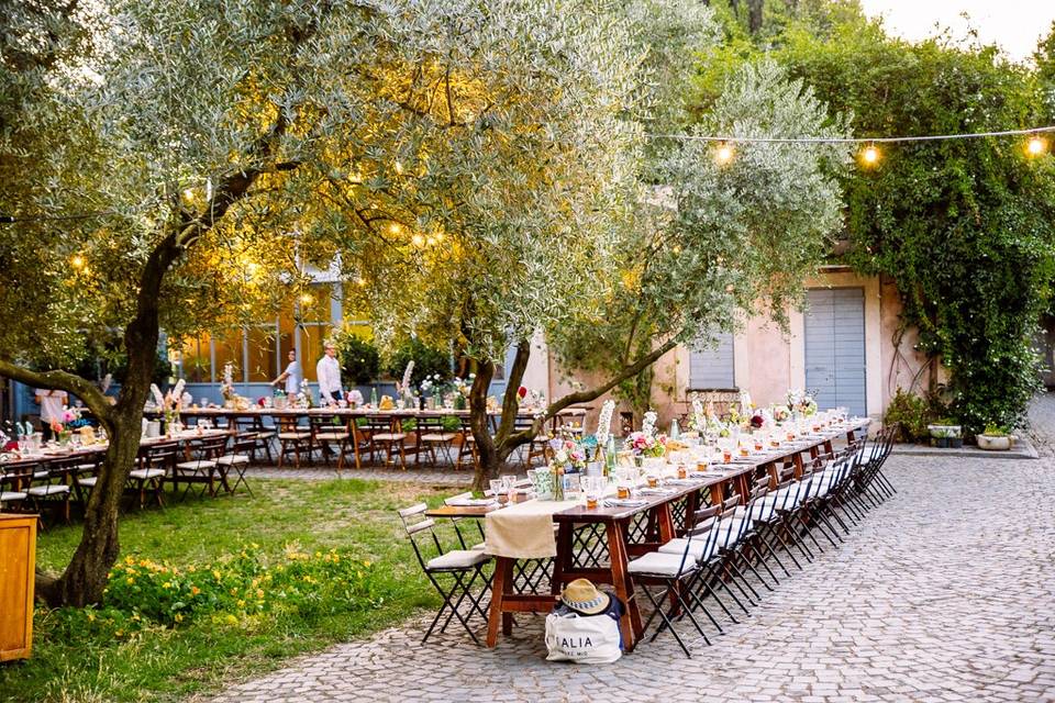 Al fresco wedding dinner