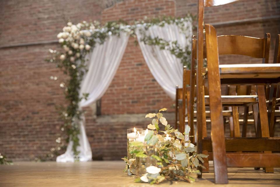 Arch and aisle decor