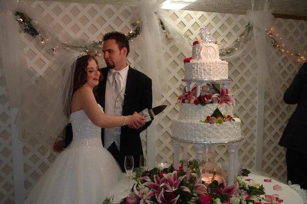 Bridal bouquet, Cake & the Happy Couple
