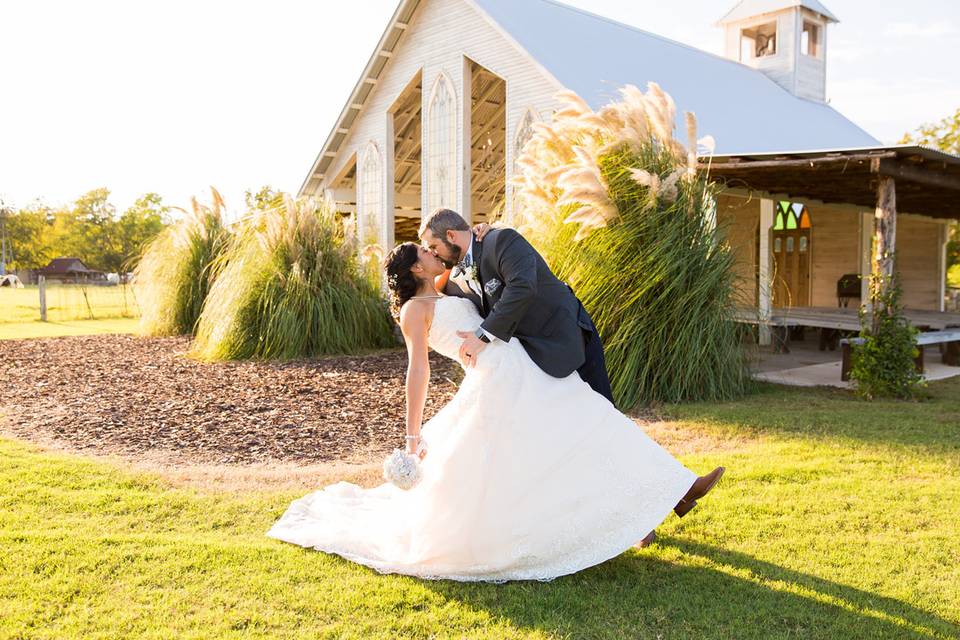 Happy newlyweds in the sunshine - The Ozunas Photography