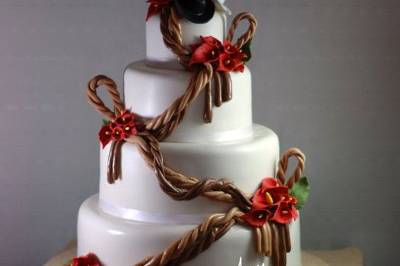 Lasso Wedding cake for a Cowgirl and Cowboy in love!Sugar hats, sugar flowers and sugar lassos.