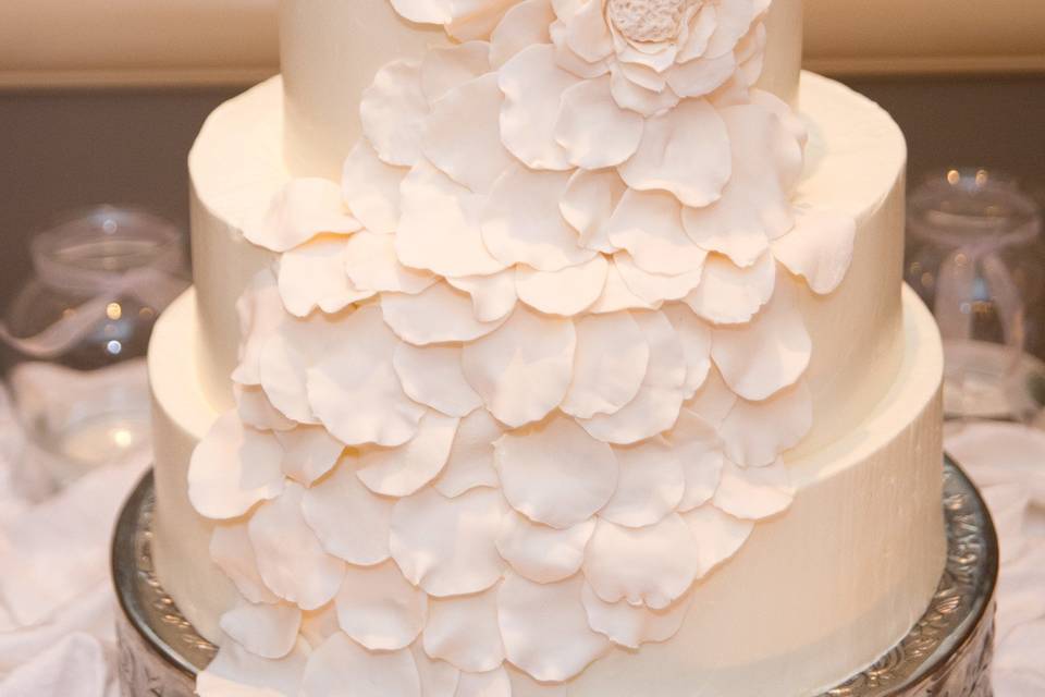 White cake, white flowers