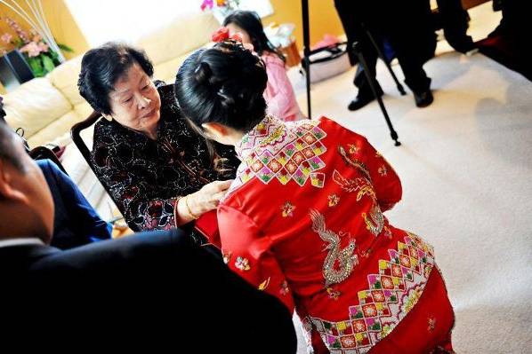 Bride's updo hairstyle, Traditional Chinese wedding
