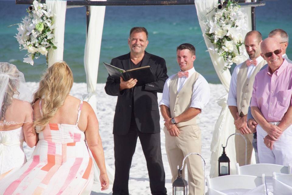 Beach Wedding in Destin Florida - Photography by Jeani Waters Photography. Decor by Beach Weddings of Florida and reservations and coordination by Carolina Wedding Company.