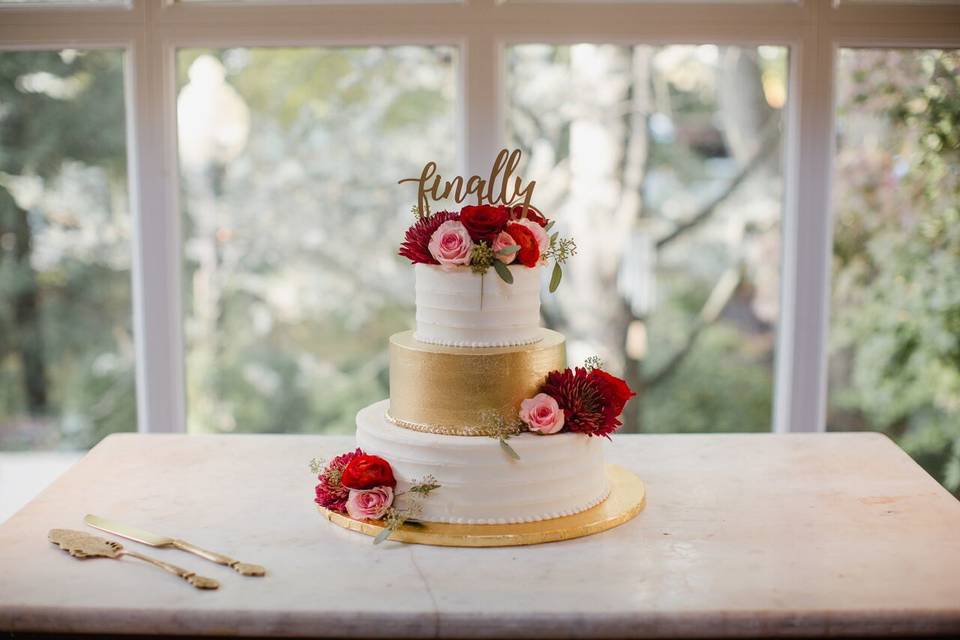 White and gold cake with flowers