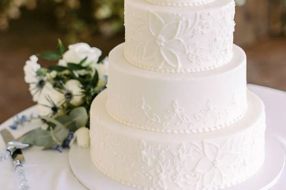 Elegant White Butter Cream Wedding Cake with a Louis Vuitt…