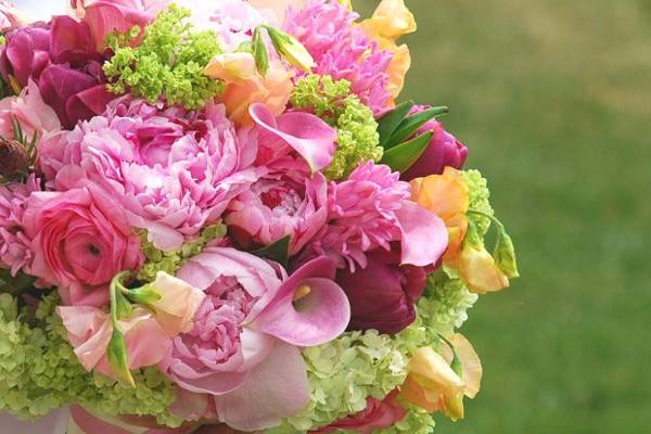 Bridesmaids' bouquet, white mini calls