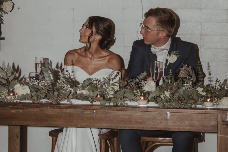 Couple at sweetheart table