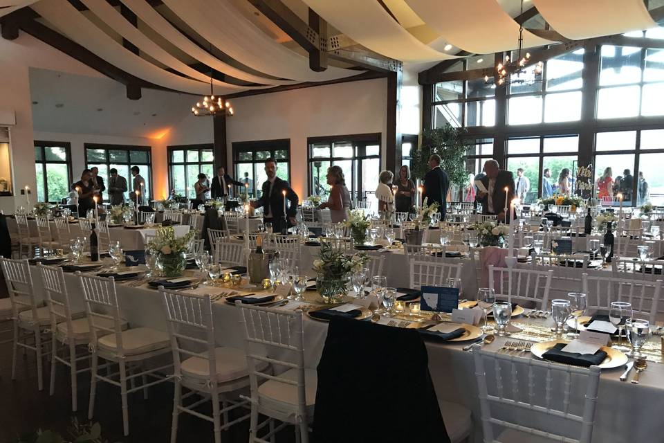 Reception decor white and gold