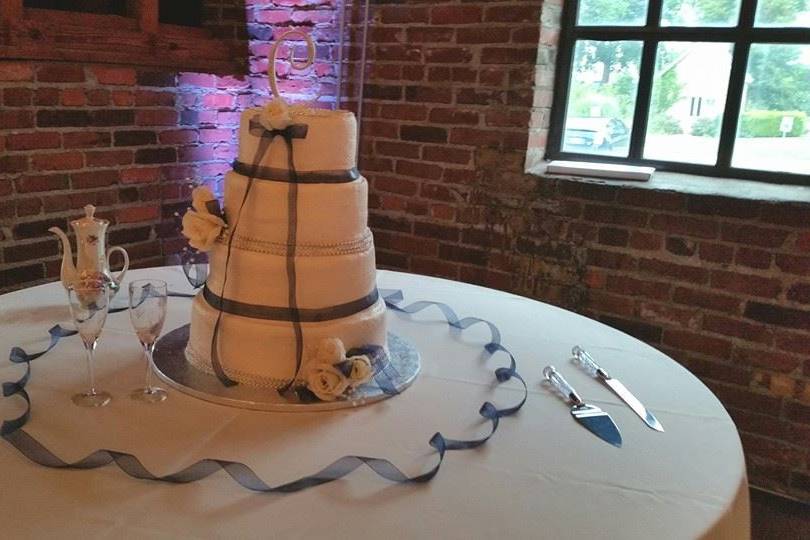 Simple wedding cake setup