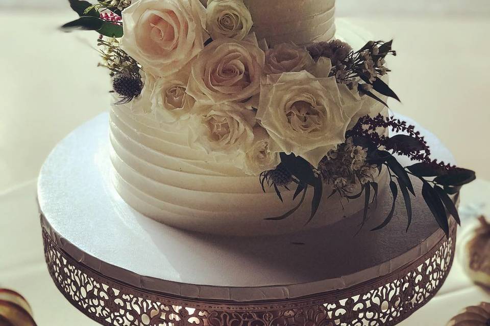 Wedding cake with figurines