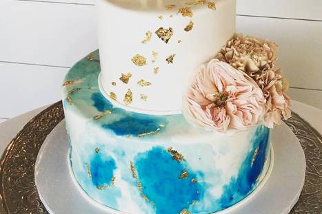 2-tier cake with blue and gold details