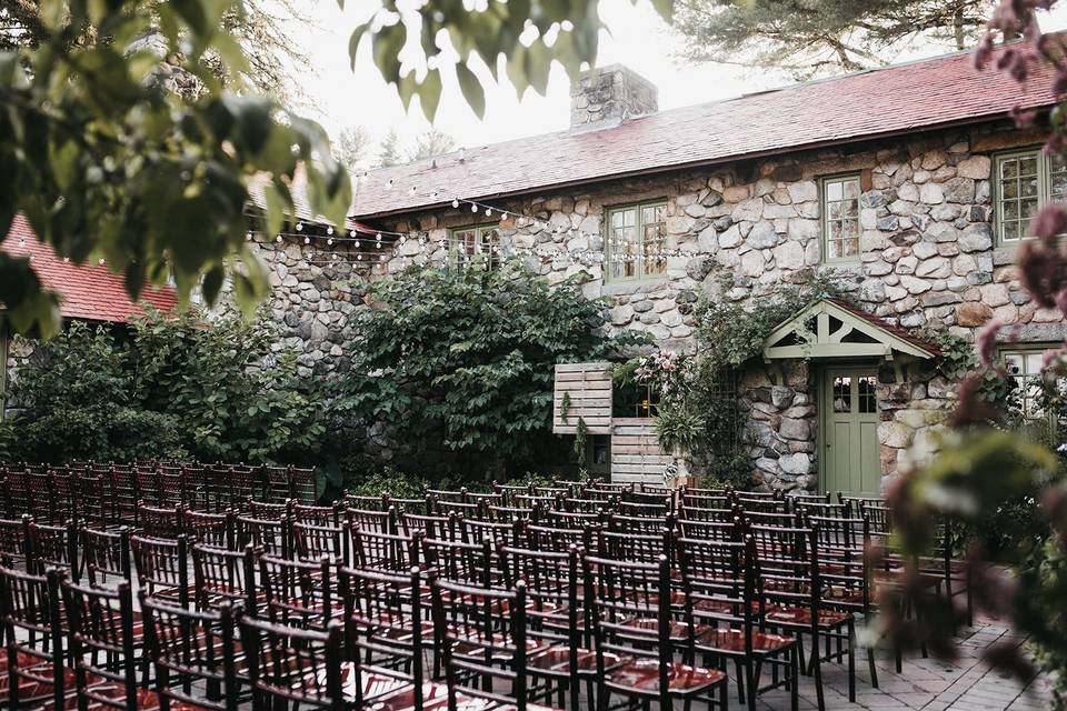 Sweet setting for a ceremony - Kelly Stevens Photo