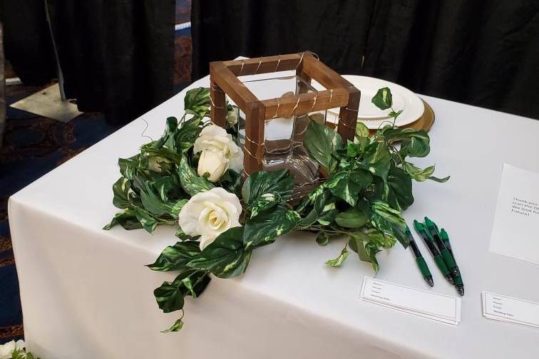 Rustic and flowers centerpiece