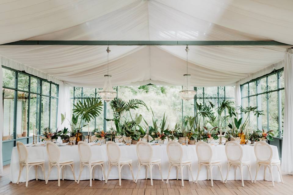 Tropical wedding table
