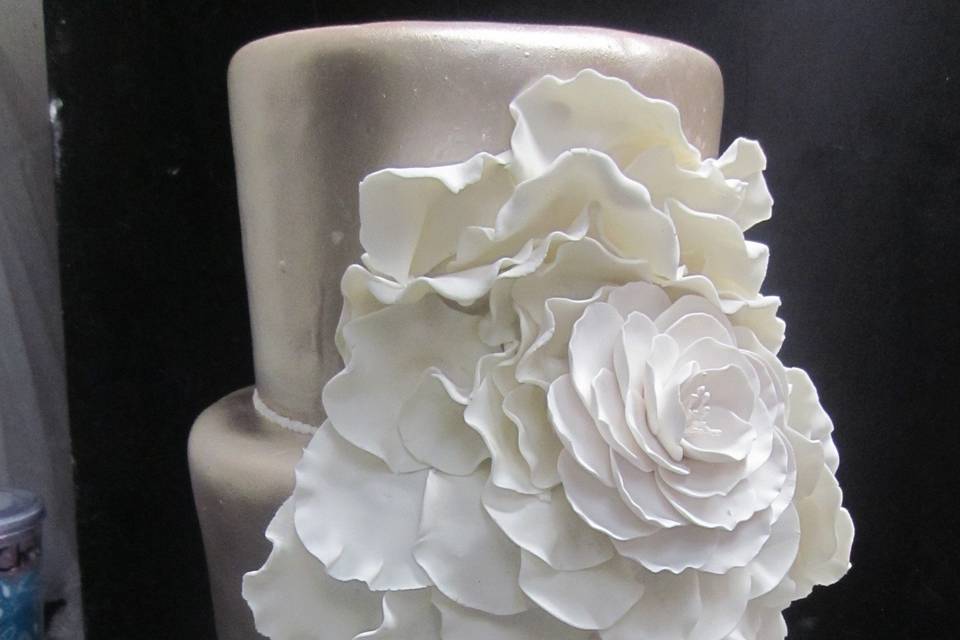 3 tier platnum/gold finish with fondant petal detail