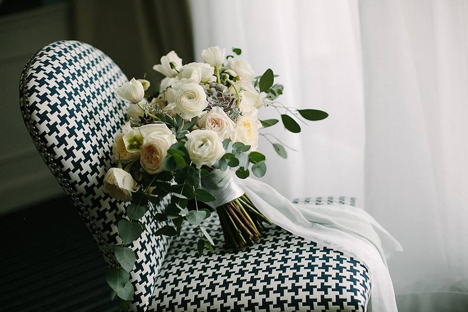 White & dusty bouquet